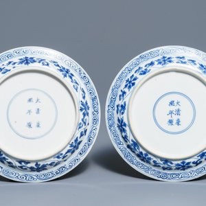 Une paire de coupes aux dragons en porcelaine de Chine bleu et blanc, marque et époque de Kangxi — photo 2