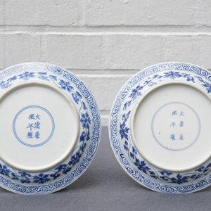 Une paire de coupes aux dragons en porcelaine de Chine bleu et blanc, marque et époque de Kangxi — photo 4