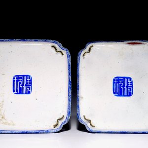 Une paire de coupes carrées en émail de Canton bleu et blanc, Chine, 18ème — photo 2