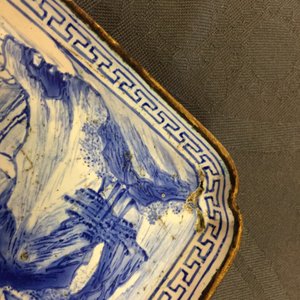Une paire de coupes carrées en émail de Canton bleu et blanc, Chine, 18ème — photo 3