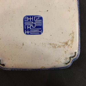 Une paire de coupes carrées en émail de Canton bleu et blanc, Chine, 18ème — photo 6
