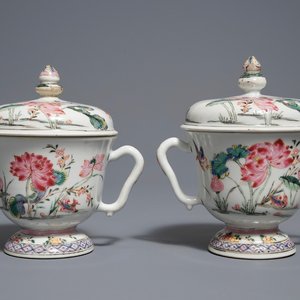 Une paire de coupes couvertes en porcelaine de Chine famille rose, Yongzheng — photo 1