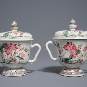 Une paire de coupes couvertes en porcelaine de Chine famille rose, Yongzheng — photo 3