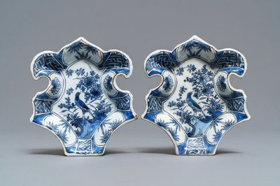 Une paire de coupes d'un ensemble à hors d'oeuvres en faïence de Delft en bleu et blanc, fin du 17ème