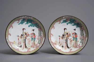 Une paire de coupes en émaux de Canton à décor de Magu, Yongzheng