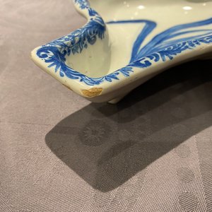 Une paire de coupes en faïence de Delft en bleu et blanc à décor d'une fleur d'oeillet, 18ème — photo 12