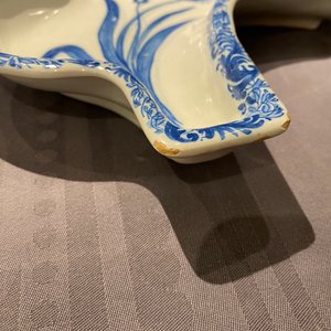 Une paire de coupes en faïence de Delft en bleu et blanc à décor d'une fleur d'oeillet, 18ème — photo 14