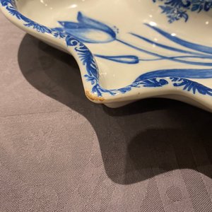 Une paire de coupes en faïence de Delft en bleu et blanc à décor d'une fleur d'oeillet, 18ème — photo 15