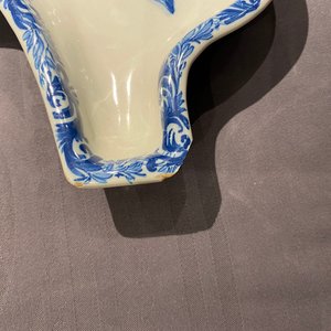 Une paire de coupes en faïence de Delft en bleu et blanc à décor d'une fleur d'oeillet, 18ème — photo 10