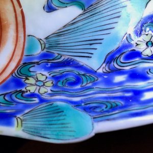 Une paire de coupes en forme de carpes en porcelaine Hizen de style Kakiemon, Japon, Edo, 17ème — photo 7