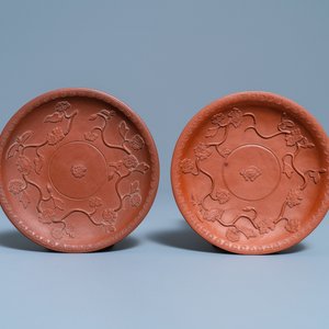 Une paire de coupes en grès de Yixing à décor appliqué, Chine, Kangxi — photo 2
