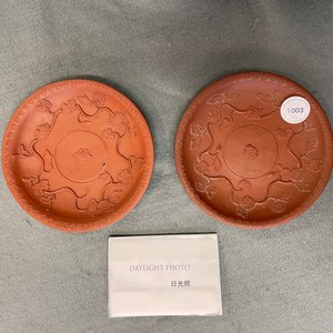 Une paire de coupes en grès de Yixing à décor appliqué, Chine, Kangxi — photo 4