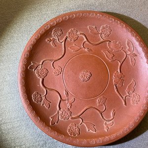 Une paire de coupes en grès de Yixing à décor appliqué, Chine, Kangxi — photo 6