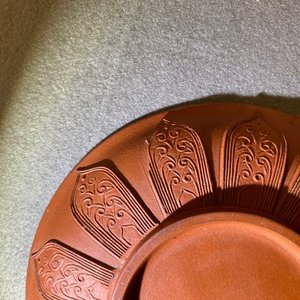 Une paire de coupes en grès de Yixing à décor appliqué, Chine, Kangxi — photo 9
