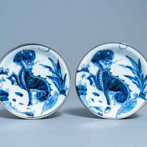 Une paire de coupes en porcelaine d'Arita en bleu et blanc à décor de qilins, Japon, Edo, 17/18ème — photo 1
