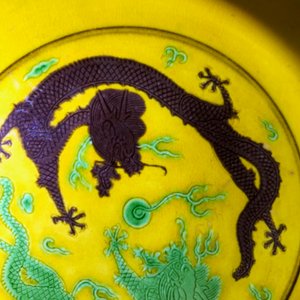 Une paire de coupes en porcelaine de Chine à décor de dragons sur fond jaune, marque et prob. époque de Tongzhi — photo 8