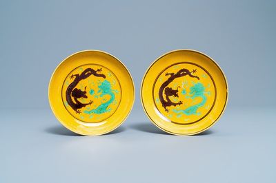 Une paire de coupes en porcelaine de Chine à décor de dragons sur fond jaune, marque et époque de Tongzhi