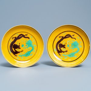 Une paire de coupes en porcelaine de Chine à décor de dragons sur fond jaune, marque et époque de Tongzhi — photo 1
