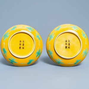Une paire de coupes en porcelaine de Chine à décor de dragons sur fond jaune, marque et époque de Tongzhi — photo 2