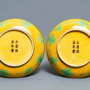 Une paire de coupes en porcelaine de Chine à décor de dragons sur fond jaune, marque et prob. époque de Tongzhi — photo 2