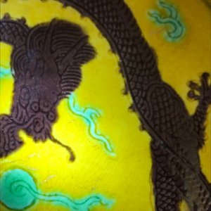 Une paire de coupes en porcelaine de Chine à décor de dragons sur fond jaune, marque et prob. époque de Tongzhi — photo 8
