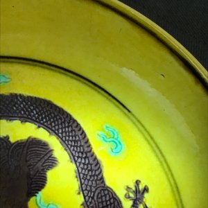 Une paire de coupes en porcelaine de Chine à décor de dragons sur fond jaune, marque et prob. époque de Tongzhi — photo 9