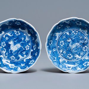 Une paire de coupes en porcelaine de Chine bleu et blanc, marque de Jiajing, prob. Kangxii — photo 1