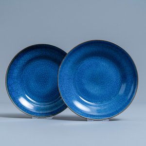 Une paire de coupes en porcelaine de Chine bleu monochrome à fond craquelé, Jiaqing — photo 1