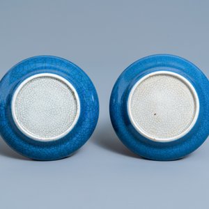 Une paire de coupes en porcelaine de Chine bleu monochrome à fond craquelé, Jiaqing — photo 3