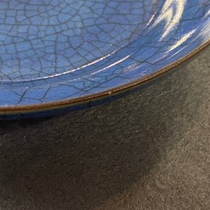 Une paire de coupes en porcelaine de Chine bleu monochrome à fond craquelé, Jiaqing — photo 4