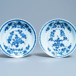 Une paire de coupes en porcelaine de Chine en bleu et blanc, Kangxi — photo 1