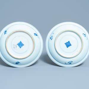 Une paire de coupes en porcelaine de Chine en bleu et blanc, Kangxi — photo 2