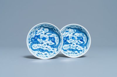 Une paire de coupes en porcelaine de Chine en bleu et blanc, marque de Kangxi, 19ème