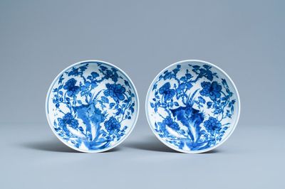 Une paire de coupes en porcelaine de Chine en bleu et blanc, marque et époque de Kangxi
