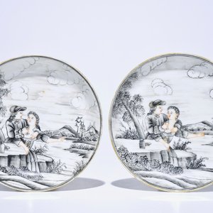Une paire de coupes en porcelaine de Chine grisaille et doré aux décors érotiques, Qianlong — photo 1