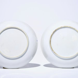 Une paire de coupes en porcelaine de Chine grisaille et doré aux décors érotiques, Qianlong — photo 2