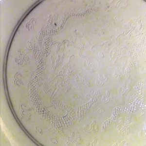 Une paire de coupes en porcelaine de Chine jaune monochrome à décor de dragons, marque et prob. époque de Tongzhi — photo 4