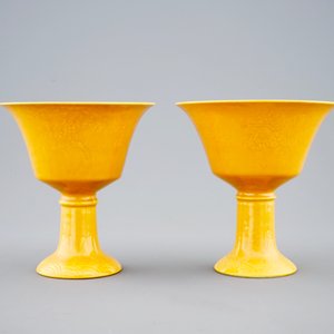 Une paire de coupes en porcelaine de Chine jaune monochrome aux dragons incisés, 19/20ème — photo 2