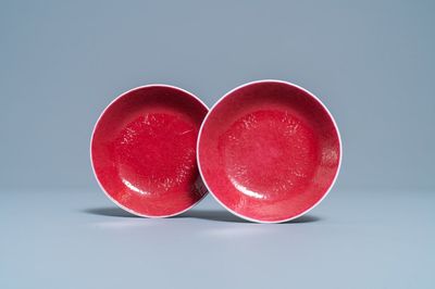 Une paire de coupes en porcelaine de Chine rouge de rubis monochrome, marque et époque de Jiaqing