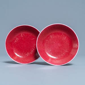 Une paire de coupes en porcelaine de Chine rouge de rubis monochrome, marque et époque de Jiaqing — photo 1