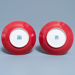 Une paire de coupes en porcelaine de Chine rouge de rubis monochrome, marque et époque de Jiaqing — photo 3