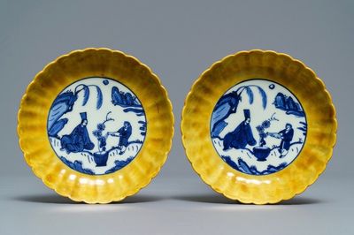 Une paire de coupes godronnées en porcelaine de Chine bleu et blanc à bordure jaune, marquées aux lièvres, Wanli