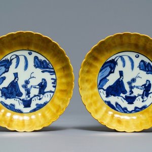 Une paire de coupes godronnées en porcelaine de Chine bleu et blanc à bordure jaune, marquées aux lièvres, Wanli — photo 1