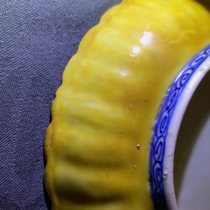 Une paire de coupes godronnées en porcelaine de Chine bleu et blanc à bordure jaune, marquées aux lièvres, Wanli — photo 4