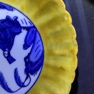 Une paire de coupes godronnées en porcelaine de Chine bleu et blanc à bordure jaune, marquées aux lièvres, Wanli — photo 9