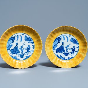 Une paire de coupes godronnées en porcelaine de Chine en bleu et blanc aux bordures jaunes, Wanli — photo 2