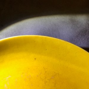 Une paire de coupes impériaux en porcelaine de Chine jaune monochrome, marque et époque de Tongzhi — photo 3