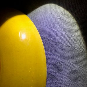 Une paire de coupes impériaux en porcelaine de Chine jaune monochrome, marque et époque de Tongzhi — photo 4