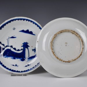 Une paire de coupes ko-sometsuke en porcelaine de Chine bleu et blanc, Ming, Wanli/Tianqi — photo 2