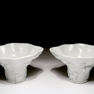 Une paire de coupes libatoires en porcelaine blanc de Chine, Kangxi — photo 1